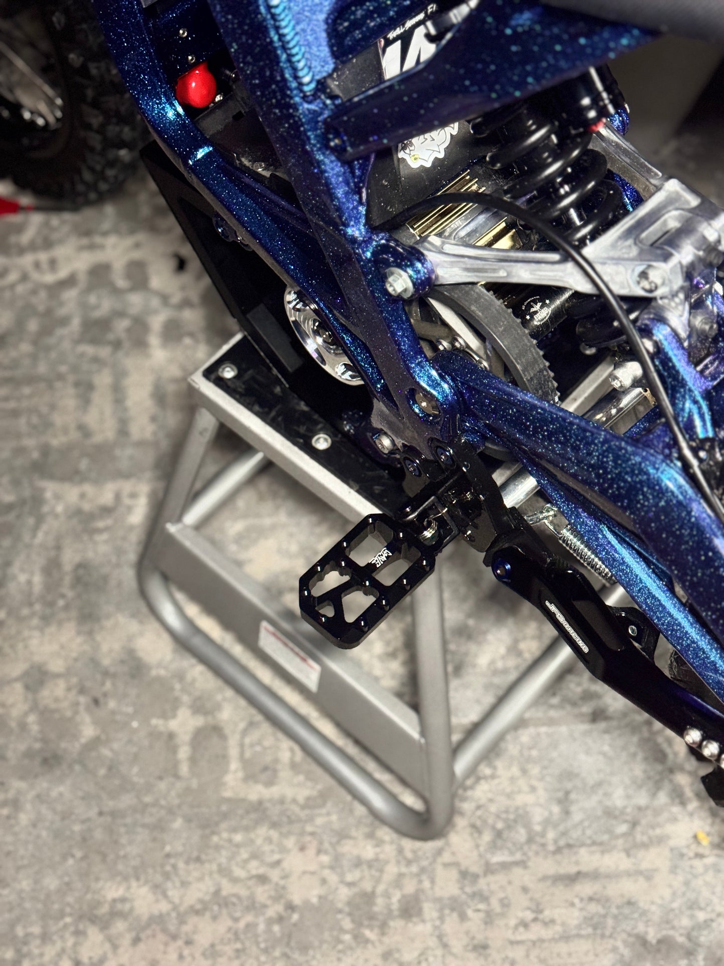 BLACK WAVE WIDE PEGS